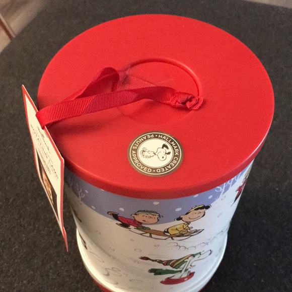 NWT 2022 Hallmark Peanuts Gang Sledding Rotating Musical Lamp With Light - Picture 4 of 6